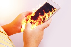 Celular fica um forno enquanto carrega? Veja como evitar o superaquecimento (Foto: iStock)