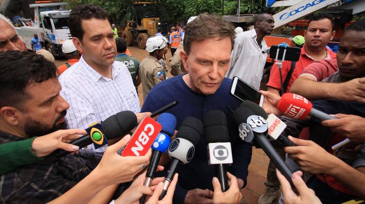 7.fev.2019 - O prefeito do Rio, Marcelo Crivella, fala a jornalistas durante as buscas por desaparecidos após um ônibus ser atingido por um deslizamento de terra e queda de árvores na avenida Niemeyer, zona sul do Rio - Jose Lucena/Futura Press/Estadão Conteúdo - Jose Lucena/Futura Press/Estadão Conteúdo