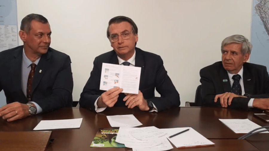 Na web, Jair Bolsonaro criticou imagens de caderneta de vacinação - Redes sociais / Reprodução