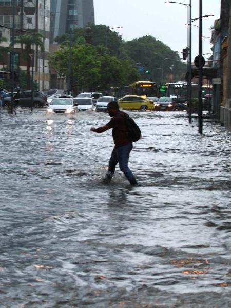 11.mar.2019 - Forte chuva causa alagamento na região central do Rio - JOSE LUCENA/FUTURA PRESS/FUTURA PRESS/ESTADÃO CONTEÚDO