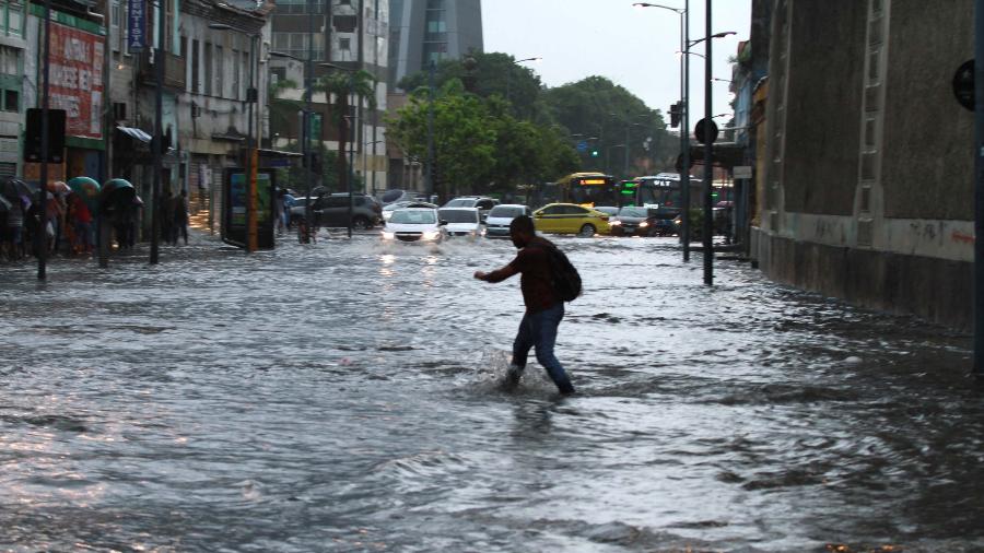 Chuva Deixa O Rio De Janeiro Em Estado De Atenção 11032019 Uol Notícias 