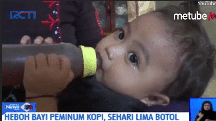 Criança na Indonésia é viciada em café aos 14 meses de idade - Reprodução/YouTube/Kompas