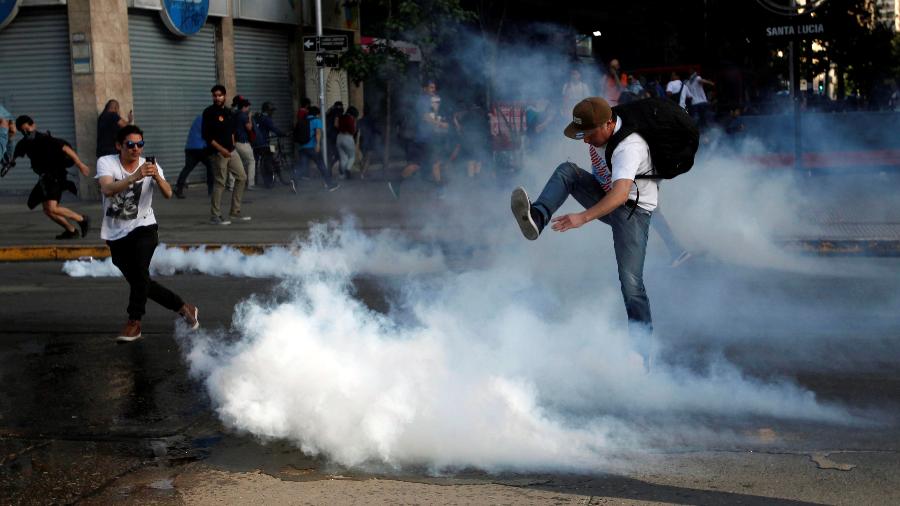 Manifestantes protestam contra aumento no valor da passagem de metrô em Santiago, no Chile - Carlos Vera/Reuters