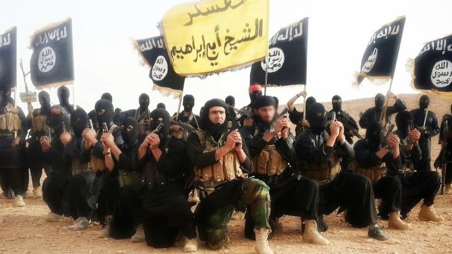 O Estado Islâmico ainda conta com milhares de combatentes na Síria e em outras partes do mundo - BBC 