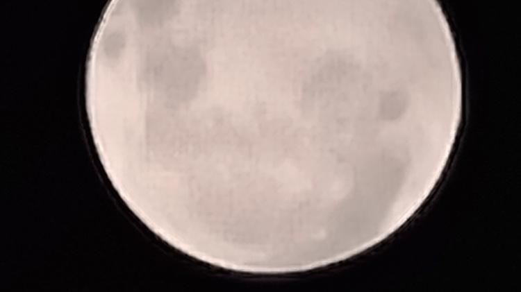 Zoom de 100x consegue captar a Lua, mas é difícil focar - Gabriel Francisco Ribeiro/UOL - Gabriel Francisco Ribeiro/UOL