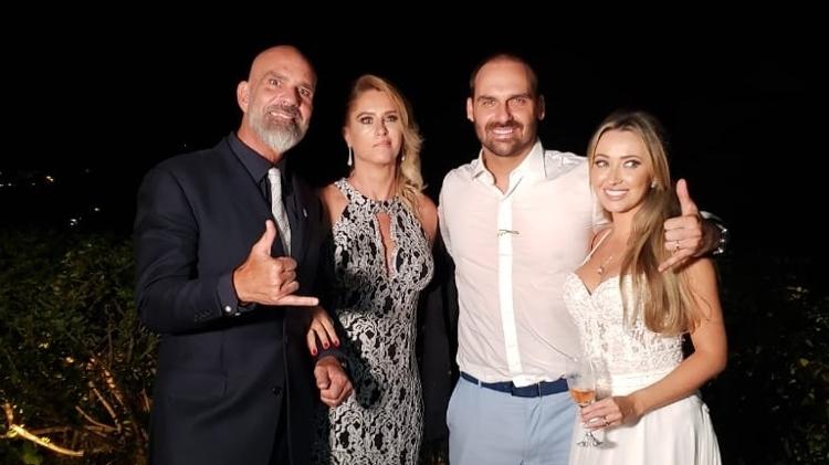 25.mai.2019 - Pastor Pedrão (à esquerda) posa com o deputado Eduardo Bolsonaro e a mulher dele, Heloísa Wolf, no dia do casamento - Reprodução/Facebook