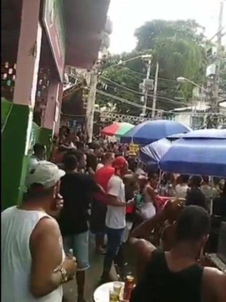 Eduardo Bolsonaro ironizou festa em comunidade, mas vídeo foi feito antes da pandemia - Reprodução/Twitter