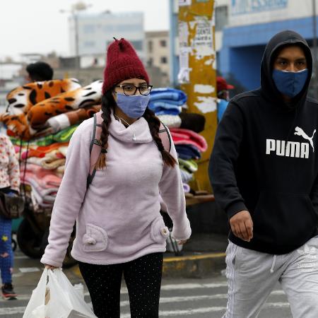 9.jul.2020 - Pessoas usam máscara em Lima, capital do Peru - Xinhua/Mariana Bazo