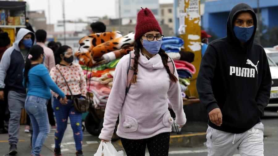 Pedestres usam máscara em Lima, capital do Peru, país que tem mais de 500 mil casos de coronavírus - Xinhua/Mariana Bazo