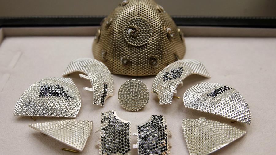 Máscara de ouro e diamantes feita sob encomenda em Israel - RONEN ZVULUN