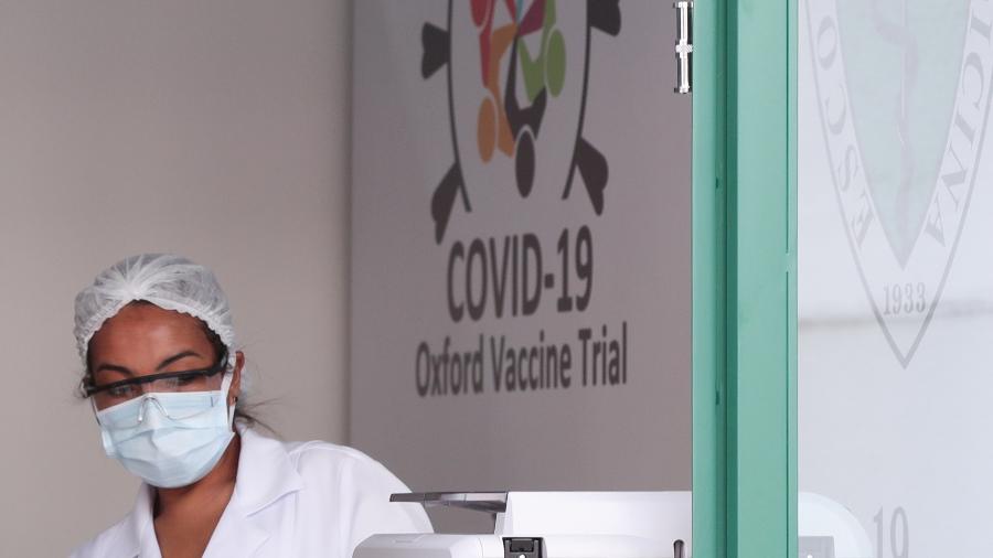 Funcionária na Universidade Federal de São Paulo (Unifesp) onde vacina Oxford/AstraZeneca contra Covid-19 está sendo testada - 