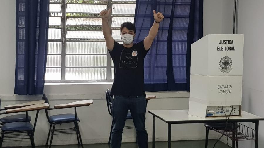 Prefeito de Guarulhos e candidato à reeleição, Gustavo Costa (PSD), votou no campus da Universidade Guarulhos (UNG) no fim da tarde deste domingo - Divulgação/Gustavo Costa (PSD)