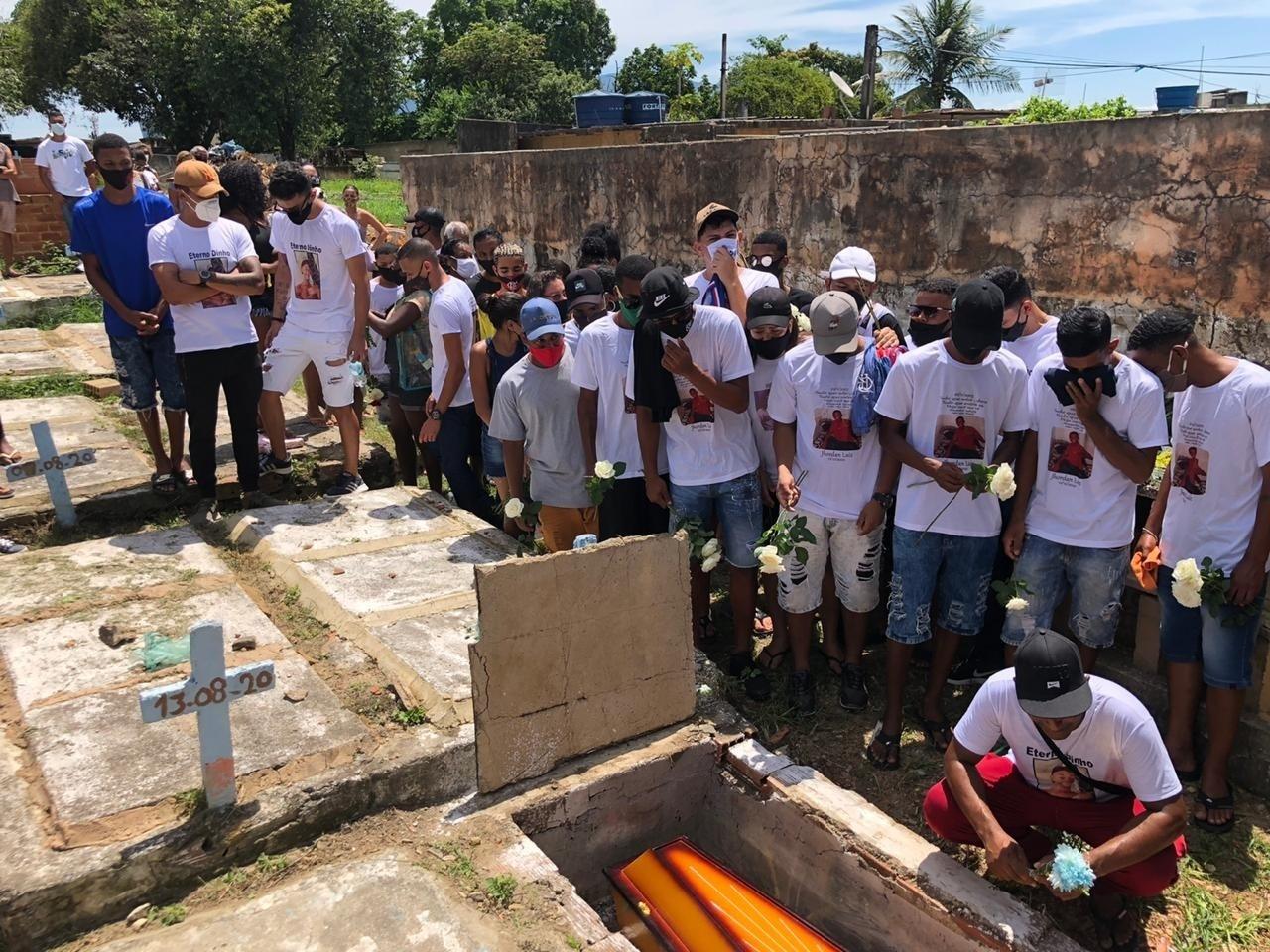 Velório de Jordan Luiz Natividade, 17, and Edson Arguinez Júnior, 20, killed while approaching PM in Rio de Janeiro - Herculano Barreto Filho / UOL