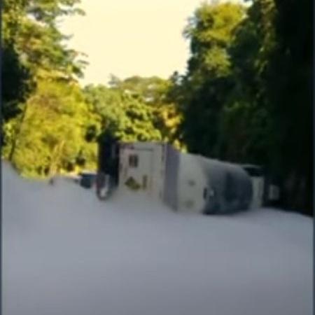 Acidente com a carreta de oxigênio tombada na serra de Petrópolis, município do Rio de Janeiro - Reprodução/TV Bandeirantes
