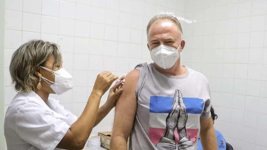 Aos 60 anos, Casagrande foi vacinado vestindo uma camisa com a bandeira do ES e a frase "gratidão" estampada - Divulgação/Governo do ES