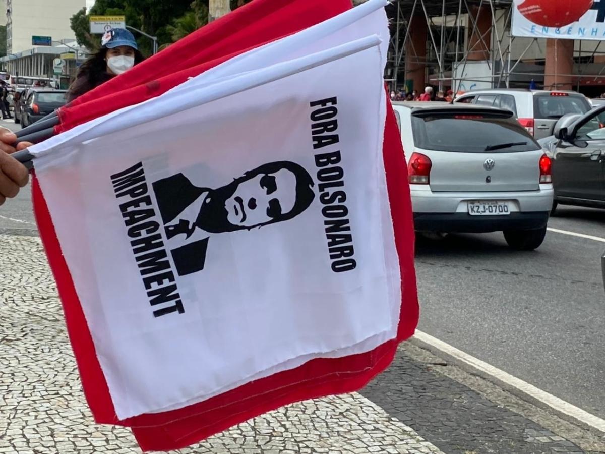 Manifestantes se mobilizam na avenida Presidente Vargas, centro do Rio, para ato contra o presidente Jair Bolsonaro - Herculano Barreto Filho/UOL