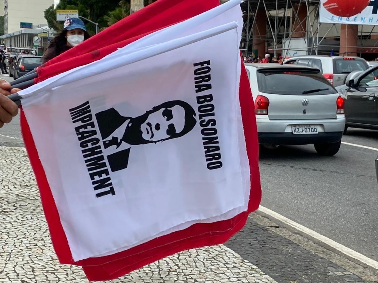 Manifestantes se mobilizam na avenida Presidente Vargas, centro do Rio, para ato contra o presidente Jair Bolsonaro - Herculano Barreto Filho/UOL