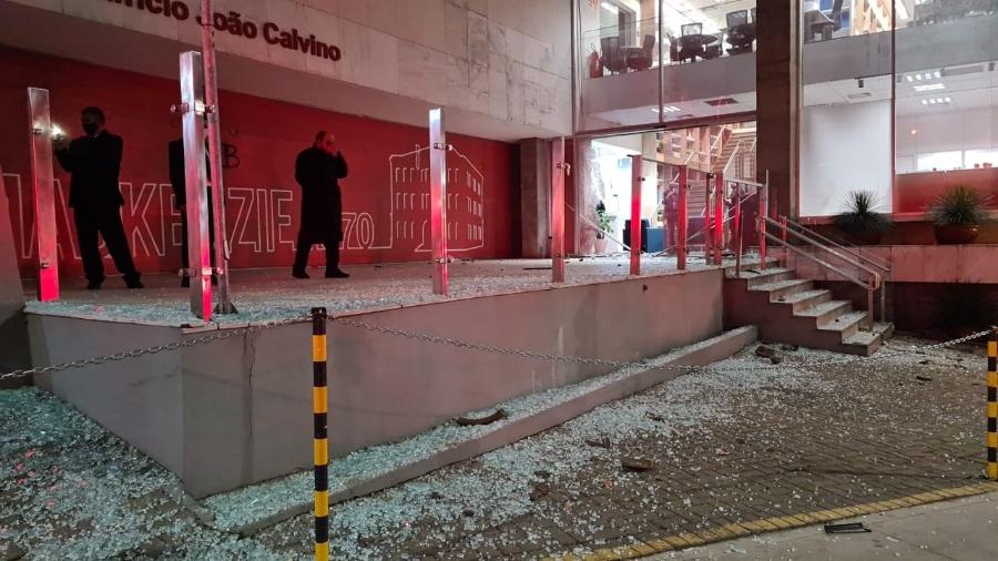 Agressores invadem a faculdade Mackenzie, quebram vasos, vidraças e máquinas da recepção - Leonardo Martins/UOL