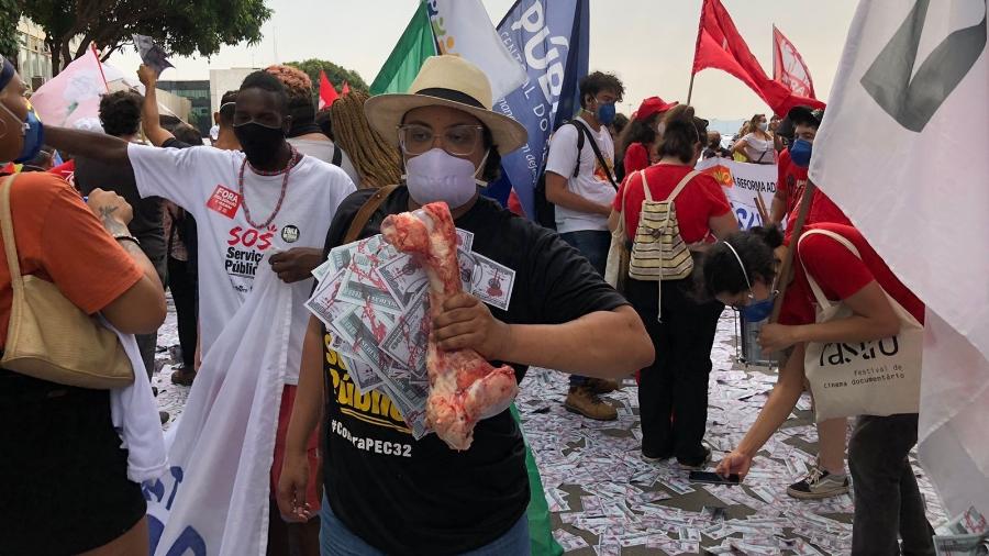 Manifestantes protestam contra Paulo Guedes em frente ao Ministério da Economia - Lucas Valença/UOL