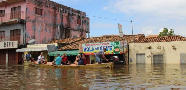 Moradores são resgatados de barco em Marabá 