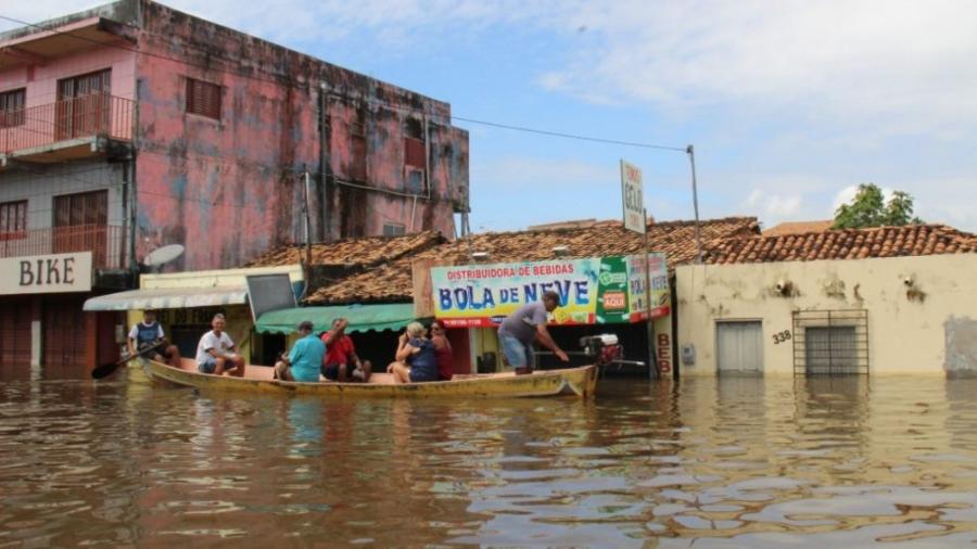 Moradores são resgatados de barco em Marabá  - Defesa Civil Municipal