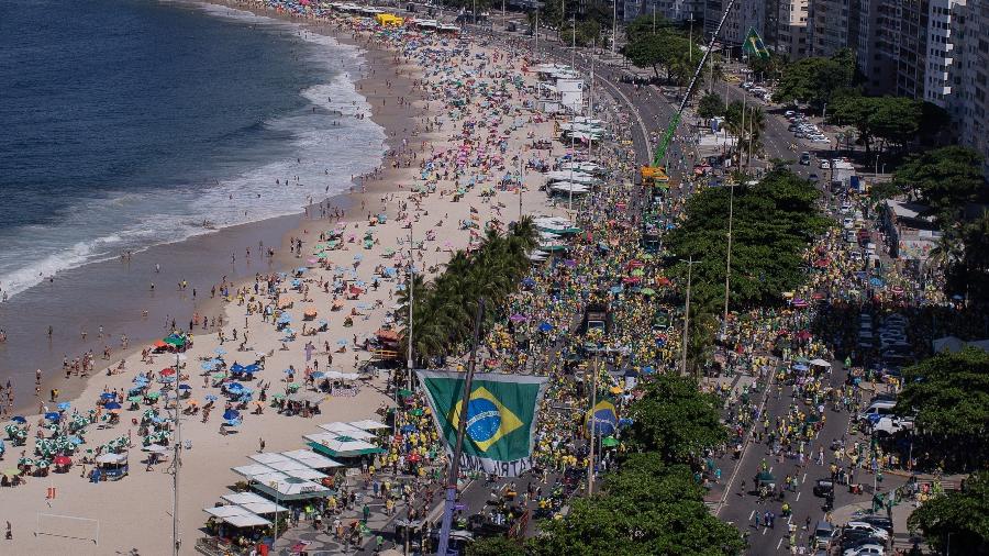 1º.mai.2022 - Apoiadores do presidente Jair Bolsonaro durante ato na praia de Copacabana, na zona sul do Rio de Janeiro - Eduardo Anizelli/Folhapress