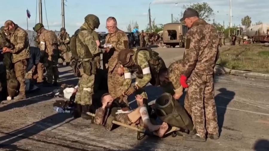 17.mai.2022 - Combatentes ucranianos que estavam no complexo Azovstal, em Mariupol, renderam-se às forças russas - Ministério da Defesa da Rússia