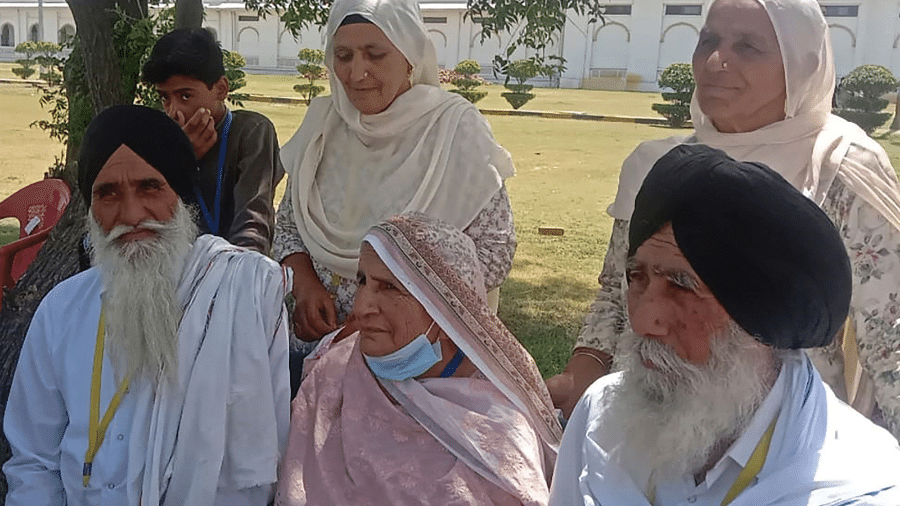 O indiano Sika Khan e seu irmão paquistanês Sadi se viram pela primeira vez desde a Partição de 1947 - AFP/Cortesia da família Mumtaz Bibi