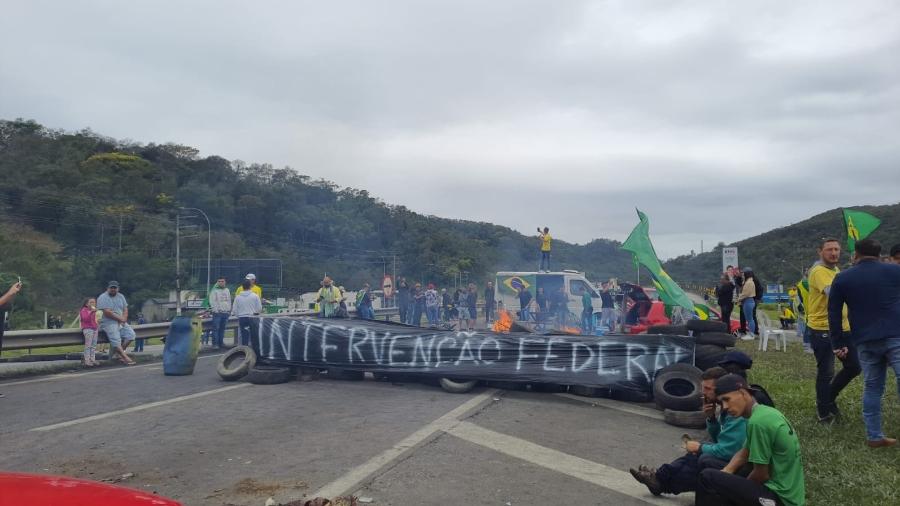 1.11 - Bloqueio na BR-101, em Balneário Camboriú; manifestantes não aceitam resultado das eleições e entoam pauta golpista - Arquivo pessoal