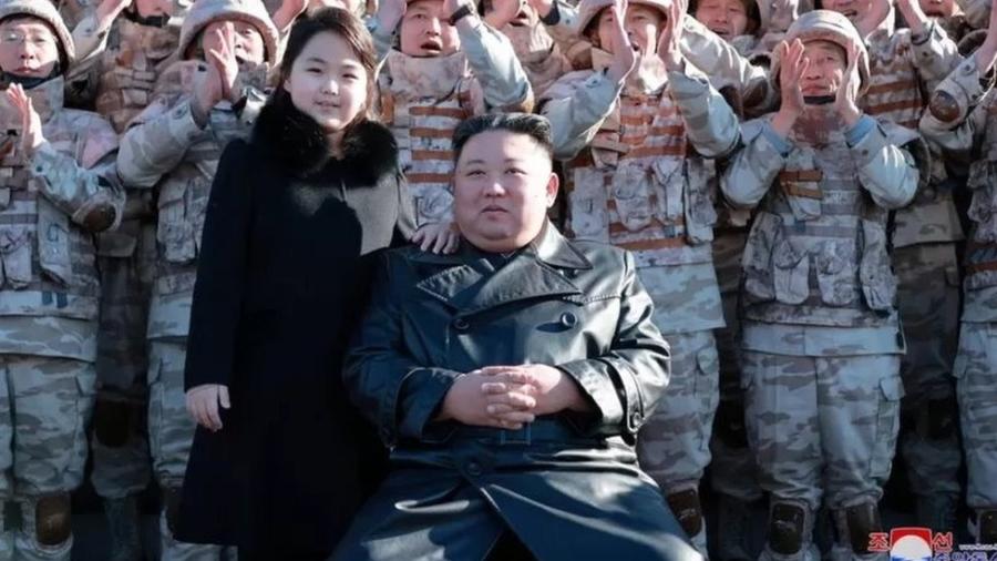 Kim Jong-un e sua filha durante sessão de fotos em teste de novo míssil balístico da Coreia do Norte - KCNA via Reuters