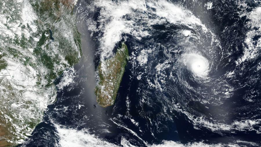Imagem de satélite mostra aproximação do ciclone de Madagascar; até a manhã desta quarta-feira (22), quatro pessoas tinham morrido - NASA Worldview/Handout via REUTERS