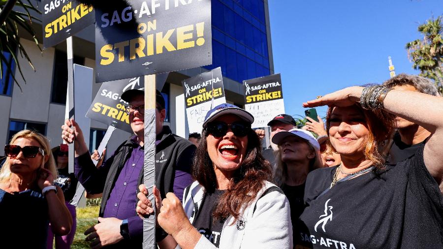 Atores do Sindicato dos Roteiristas da América (WGA) protestam contra estúdios de Hollywood; atores temem uso de IA para substituí-los Atores do Sindicato dos Roteiristas da América (WGA) protestam contra estúdios de Hollywood; atores temem uso de IA para substituí-los
