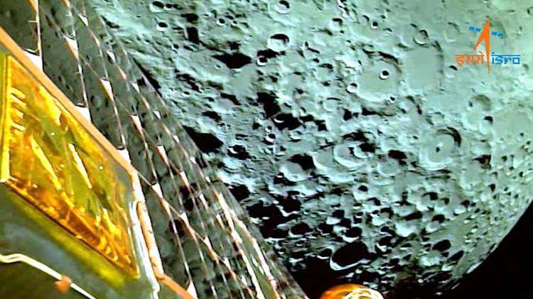 Visão da Lua observada pela sonda Chandrayaan-3 durante órbita em volta do satélite natural da Terra