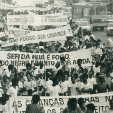 Manifestação pelos direitos da infância e da juventude nos anos 1980.