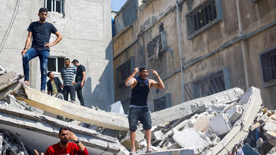 Palestinos buscam vítimas no local de um ataque israelense a uma casa em Khan Younis, no sul da Faixa de Gaza