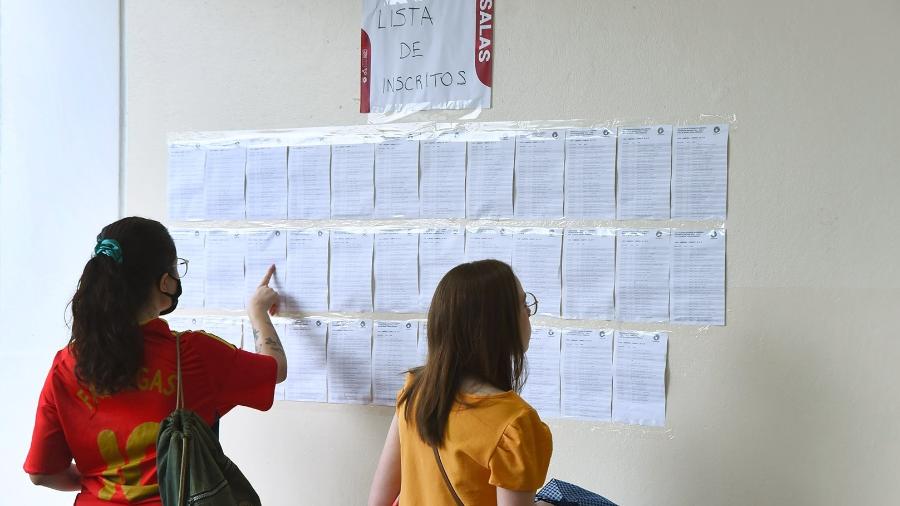 Candidatos consultam lista durante segunda fase do vestibular da Unicamp