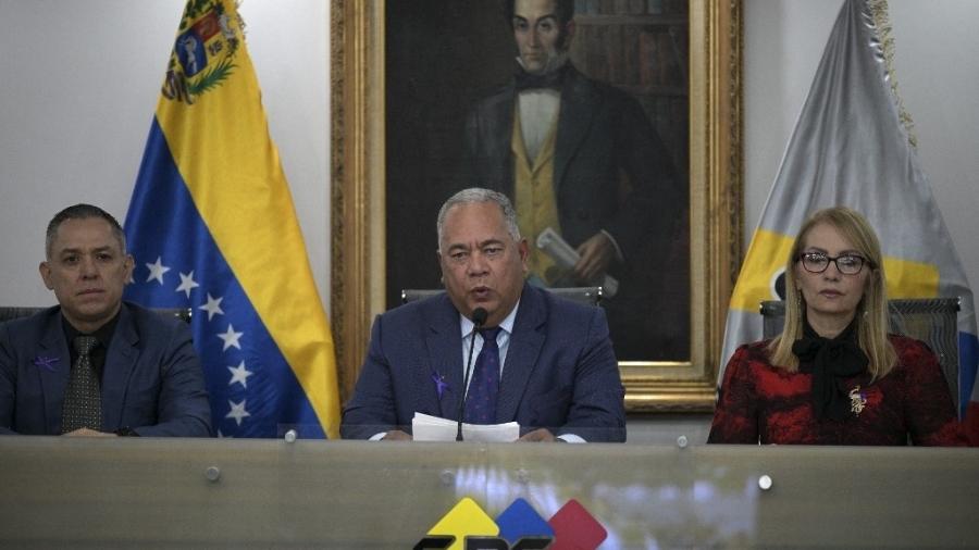 O presidente do Conselho Nacional Eleitoral (CNE) da Venezuela, Elvis Amoroso (C), lê uma declaração na sede da CNE em Caracas