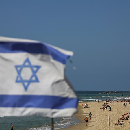 Israelenses saíram de casa e alguns foram à praia um dia após ataques do Irã - Hannah McKay - 14.abr.2024/Reuters