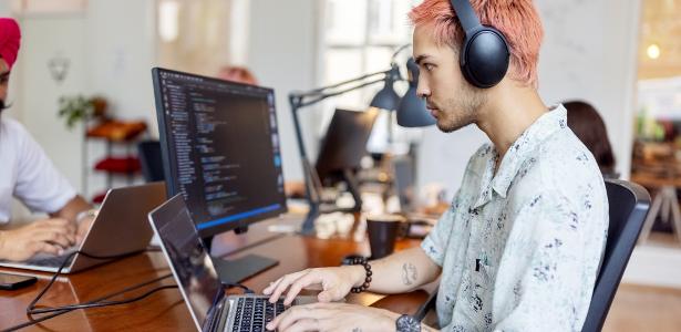 Fone de ouvido sujo pode causar doenças? Veja quando e como limpar