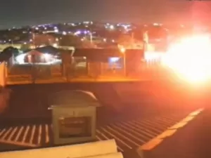 Colisão envolvendo BMW causa rastro de fogo em avenida de Curitiba; vídeo