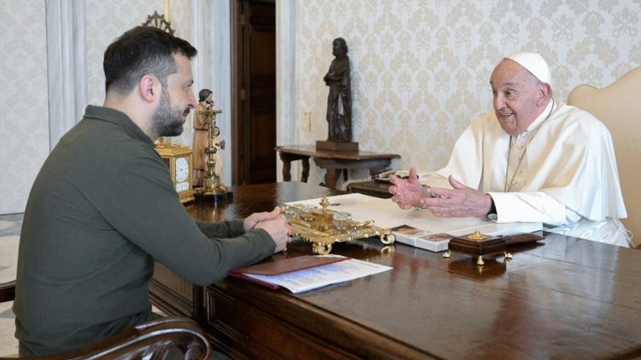 Volodymyr Zelenski encontra Papa Francisco em audiência no Vaticano