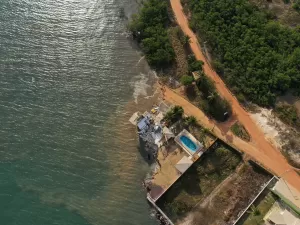 Após obras, rio avança 13 m ao ano e pode 'engolir' praia paradisíaca em SE