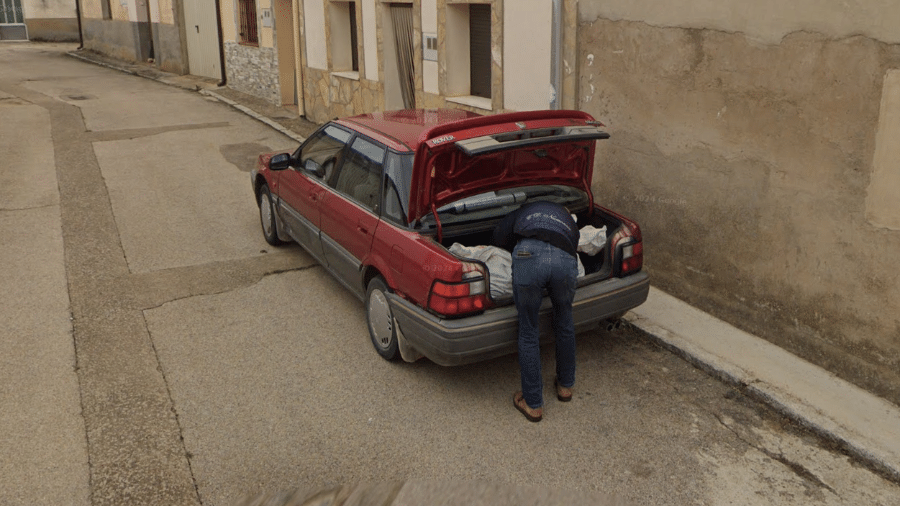 Imagem do Google Street View de um homem colocando algo no porta-malas do carro foi usada como prova de um assassinato na Espanha - Reprodução/Google Street View