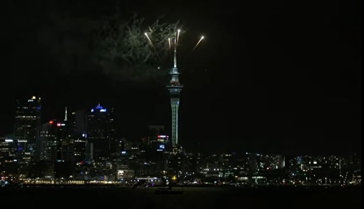 Queima de fogos é vista na Sky Tower, na Nova Zelândia, na virada do ano