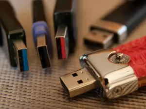 Por que há portas USB de diversas cores? Cada uma tem um significado