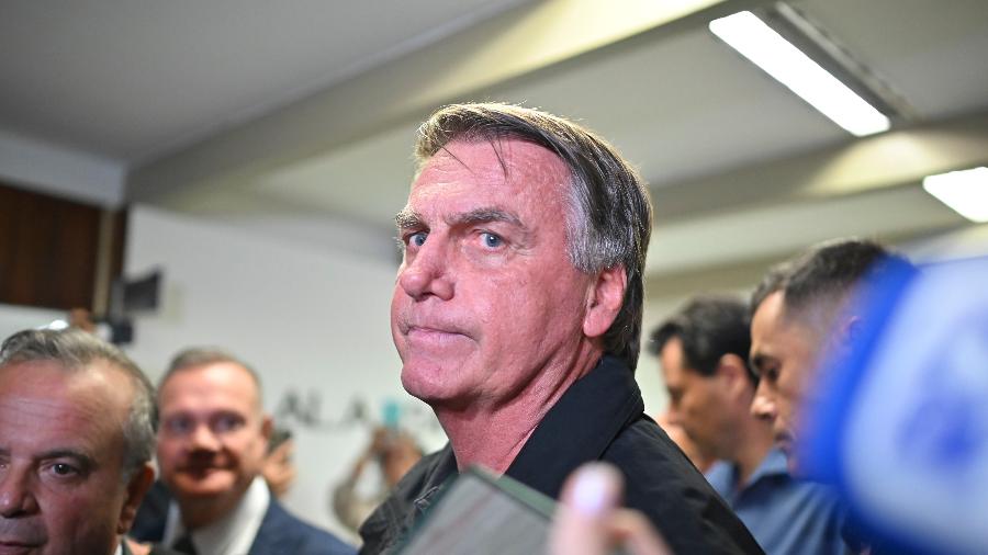 Após denúncia, Bolsonaro se reúne com deputados da oposição