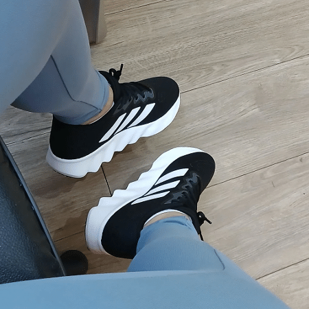 Tênis da Adidas possui entressola em EVA e promete ser leve Tênis da Adidas possui entressola em EVA e promete ser leve