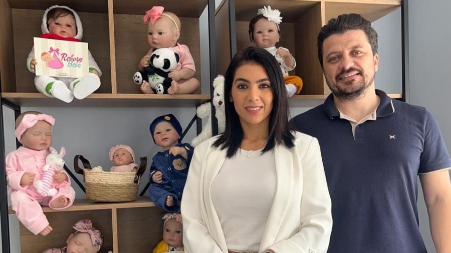 Alex Ventura e Karine Leal, sócios na Reborn Bebê, têm mais de 100 produtos no catálogo, dentre os quais, estão as bonecas reborn a pronta entrega Alex Ventura e Karine Leal, sócios na Reborn Bebê, têm mais de 100 produtos no catálogo, dentre os quais, estão as bonecas reborn a pronta entrega