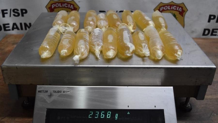 Cocaína estava dentro de preservativos costurados ao sutiã em que a suspeita usava - Divulgação/Polícia Federal