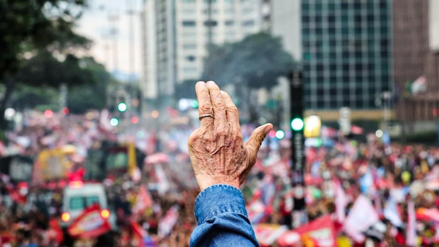 Lula em ato na avenida Paulista, em São Paulo, antes do segundo turno